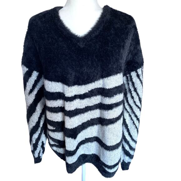 Vince Camuto Black and Gray V-Neck Sweater (Fits like a L) - Picture 8 of 13